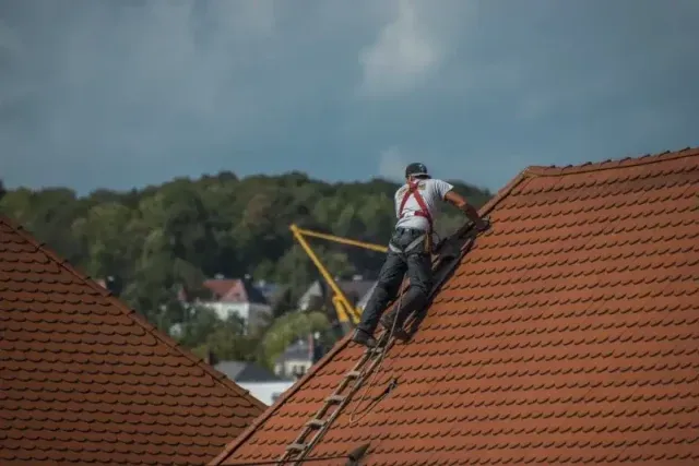 Hydroizolacja dachów płaskich vs. spadzistych – różnice i wyzwania